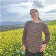 Me defino como buena hablante del español, con muchas ganas de trabajar y ayudar a personas que desean aprender español